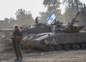 Soldados israelíes trabajan en un tanque en una zona de preparación cerca de la frontera con la Franja de Gaza, en el sur de Israel, 20 de octubre de 2023. (AP Photo/ Ohad Zwigenberg)