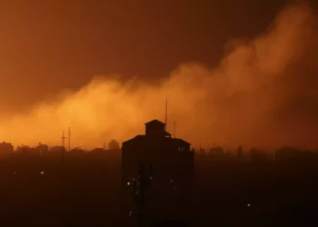 Fuego y humo tras los ataques aéreos israelíes en el norte de la Franja de Gaza, 30 de octubre de 2023. (AP Photo/Abed Khaled)