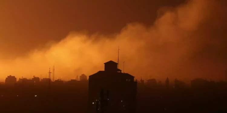 Fuego y humo tras los ataques aéreos israelíes en el norte de la Franja de Gaza, 30 de octubre de 2023. (AP Photo/Abed Khaled)