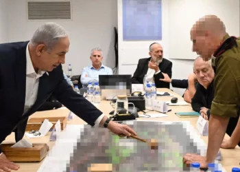 El primer ministro Benjamin Netanyahu se reúne con el gabinete de guerra en el cuartel militar de Kirya de las FDI en Tel Aviv el 18 de octubre de 2023. (Haim Zach/GPO)