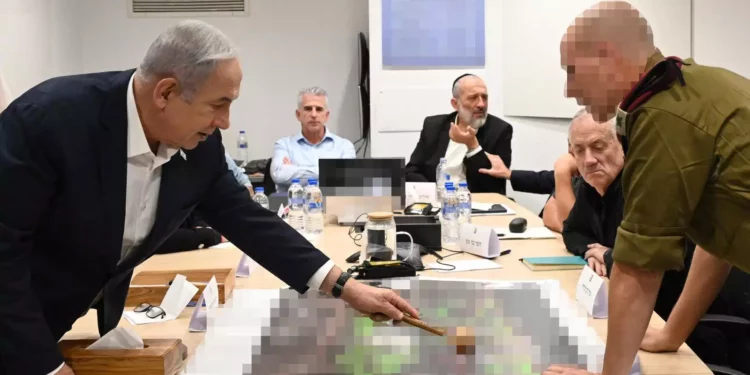 El primer ministro Benjamin Netanyahu se reúne con el gabinete de guerra en el cuartel militar de Kirya de las FDI en Tel Aviv el 18 de octubre de 2023. (Haim Zach/GPO)