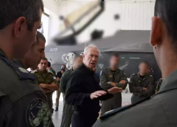 Yoav Gallant visita la base de la Fuerza Aérea de Nevatim 
