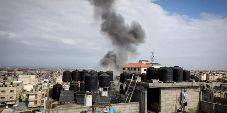 El humo se eleva después de los ataques aéreos israelíes en Rafah, en el sur de la Franja de Gaza, 17 de octubre de 2023. (Abed Rahim Khatib/Flash90)