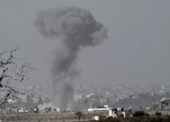 El humo se eleva desde los edificios demolidos por los ataques aéreos israelíes en Beit Lahiya, en el norte de la Franja de Gaza, el 26 de octubre de 2023. (Gili Yaari/Flash90)