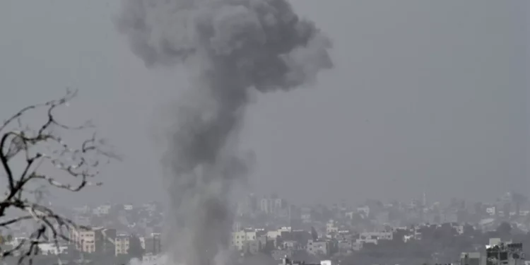 El humo se eleva desde los edificios demolidos por los ataques aéreos israelíes en Beit Lahiya, en el norte de la Franja de Gaza, el 26 de octubre de 2023. (Gili Yaari/Flash90)