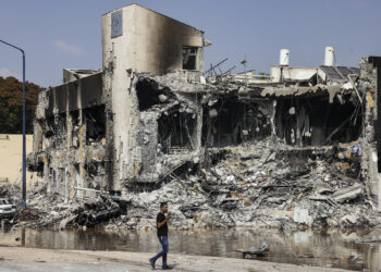 Un hombre pasa por delante de la comisaría de Sderot, destruida durante los combates para desalojar a los hombres armados de Hamás de su interior, el 8 de octubre de 2023. (Ronaldo Schemidt/AFP)