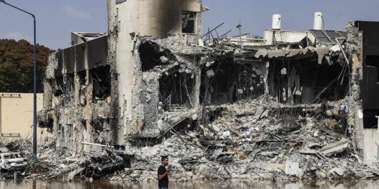 Un hombre pasa por delante de la comisaría de Sderot, destruida durante los combates para desalojar a los hombres armados de Hamás de su interior, el 8 de octubre de 2023. (Ronaldo Schemidt/AFP)