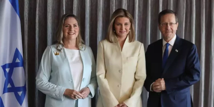 La primera dama ucraniana Olena Zelenska, en el centro, se reúne con el presidente Isaac Herzog, a la derecha, y con la esposa de Herzog, Michal, en Tel Aviv, el 19 de junio de 2023. (Igal Slavin)