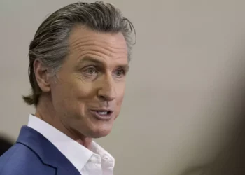 El gobernador de California Gavin Newsom habla en una rueda de prensa en Sacramento, California, el 16 de marzo de 2023. (AP Photo/Rich Pedroncelli, Archivo)