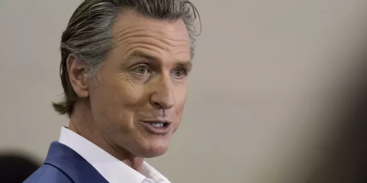 El gobernador de California Gavin Newsom habla en una rueda de prensa en Sacramento, California, el 16 de marzo de 2023. (AP Photo/Rich Pedroncelli, Archivo)