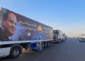 Un convoy de camiones con suministros de ayuda para Gaza desde Egipto espera en la carretera principal del desierto de Ismailia, a unos 300 km al este de la frontera egipcia con la Franja de Gaza, de camino al paso fronterizo de Rafah, el 16 de octubre de 2023. (Khaled Desouki/AFP)