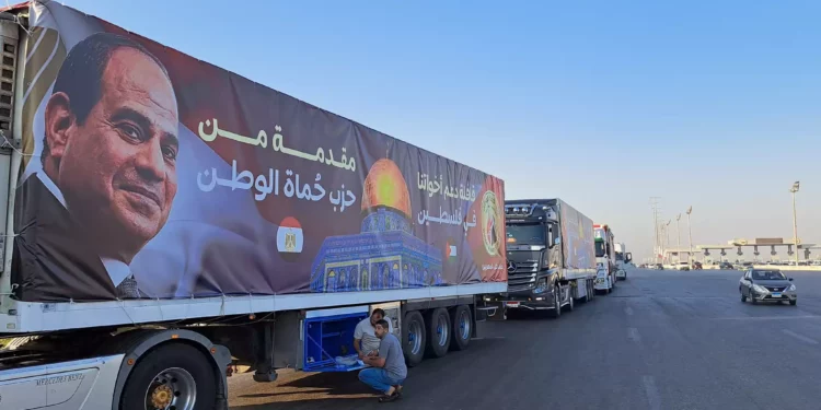 Un convoy de camiones con suministros de ayuda para Gaza desde Egipto espera en la carretera principal del desierto de Ismailia, a unos 300 km al este de la frontera egipcia con la Franja de Gaza, de camino al paso fronterizo de Rafah, el 16 de octubre de 2023. (Khaled Desouki/AFP)