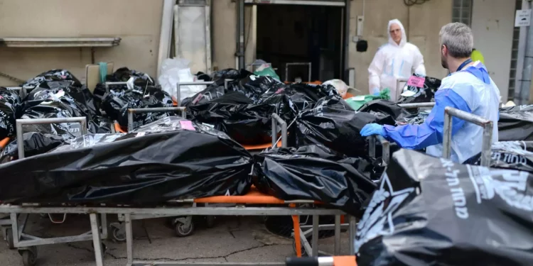 Los cuerpos de las víctimas del ataque asesino en masa de Hamás contra las comunidades del sur de Israel el 7 de octubre de 2023 esperan un examen avanzado para su identificación en el Centro Nacional de Medicina Forense (Abu Kabir) en Jaffa, el 16 de octubre de 2023. (Tomer Neuberg/Flash90)