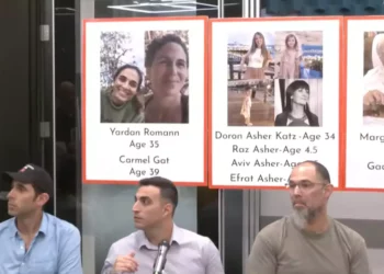 Familiares de las personas con nacionalidad alemana desaparecidas tras las masacres de Hamás del 7 de octubre de 2023 celebran una rueda de prensa en Tel Aviv el 17 de octubre. (Captura de pantalla)