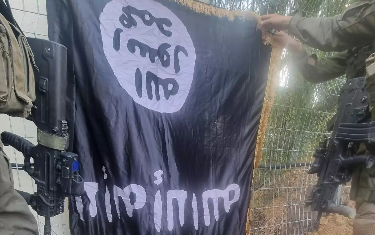 Una fotografía sin fecha de la bandera del Estado Islámico encontrada en un terrorista asesinado durante el ataque al Kibbutz Sufa (Fuerzas de Defensa de Israel)
