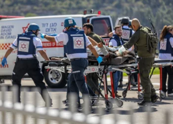 Soldados israelíes heridos del sur llegan al hospital Hadassah Ein Kerem en Jerusalén, el 7 de octubre de 2023. (Noam Revkin Fenton/Flash90)