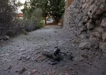 Fragmento de un cohete disparado desde el Líbano contra la ciudad de Kiryat Shmona, en el norte de Israel, cerca de la frontera con el Líbano, el 18 de octubre de 2023. (Jalaa Marey / AFP)