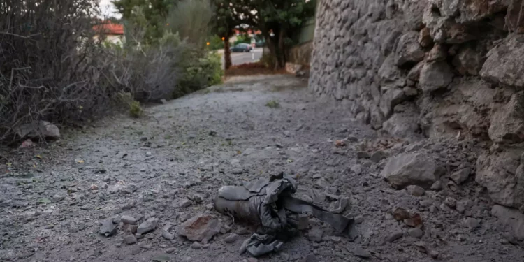 Fragmento de un cohete disparado desde el Líbano contra la ciudad de Kiryat Shmona, en el norte de Israel, cerca de la frontera con el Líbano, el 18 de octubre de 2023. (Jalaa Marey / AFP)