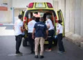 Un israelí herido por cohetes disparados desde el Líbano hacia Israel llega al hospital Ziv en Safed, el 17 de octubre de 2023. (David Cohen/Flash90)