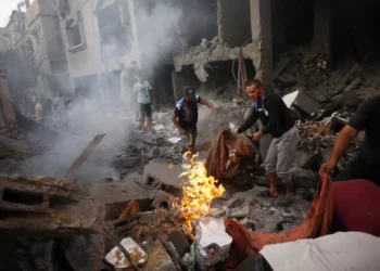 Varias personas buscan víctimas y supervivientes tras un ataque israelí contra la ciudad de Deir Al-Balah, en el centro de la Franja de Gaza, el 18 de octubre de 2023. (Mohammed Faiq / AFP)
