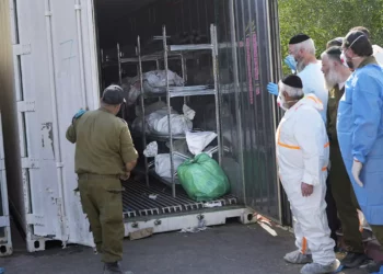Los cadáveres de los israelíes muertos en una matanza dirigida por Hamás son reunidos para su identificación en una base militar de Ramle, el 13 de octubre de 2023. (AP Photo/Ohad Zweigenberg)