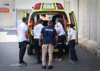 Un israelí herido por cohetes disparados desde el Líbano a Israel llega al hospital Ziv en Safed, 17 de octubre de 2023. (David Cohen/Flash90)