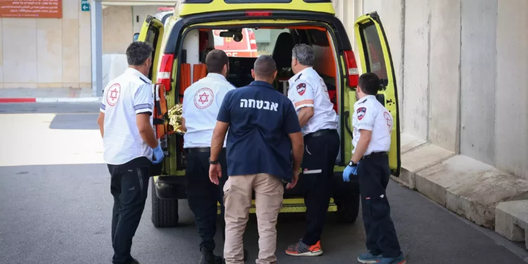 Un israelí herido por cohetes disparados desde el Líbano a Israel llega al hospital Ziv en Safed, 17 de octubre de 2023. (David Cohen/Flash90)
