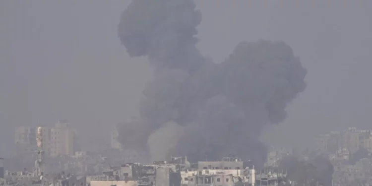 Grupos ayuda sin comunicación en Gaza por colapso de servicios