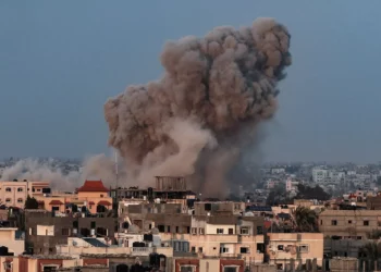 Columnas de humo se elevan sobre los edificios durante un ataque israelí en Rafah, en el sur de la Franja de Gaza, el 14 de octubre de 2023 (SAID KHATIB / AFP)