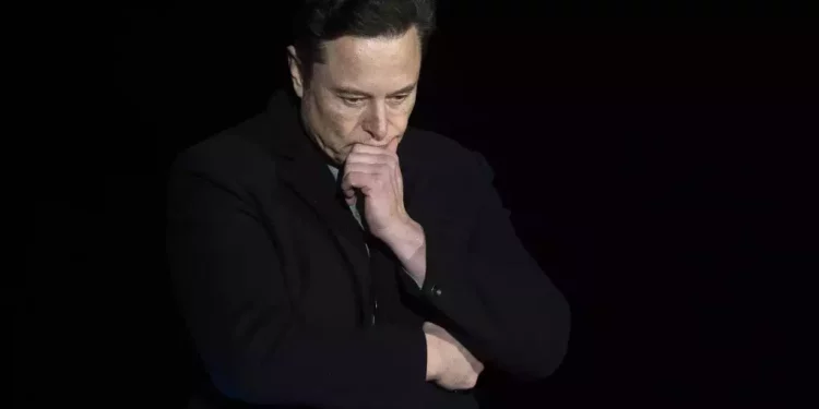Elon Musk mira hacia abajo, mientras habla durante una conferencia de prensa en las instalaciones Starbase de SpaceX, cerca de Boca Chica Village, en el sur de Texas, el 10 de febrero de 2022. (Jim Watson/ AFP)