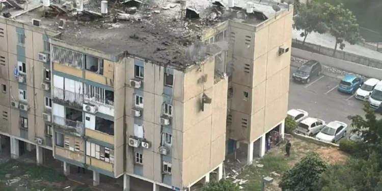 Policía de Tel Aviv: impacto de cohete deja dos heridos