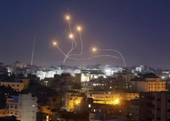 Terroristas de Gaza lanzan 4 andanadas de cohetes a Israel