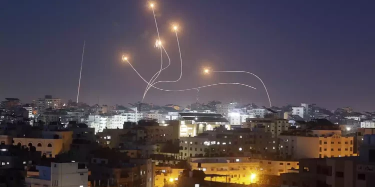 Terroristas de Gaza lanzan 4 andanadas de cohetes a Israel