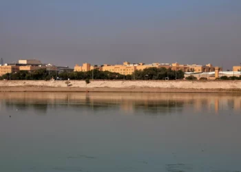 La embajada estadounidense, vista desde el otro lado del río Tigris en Bagdad, Irak, 3 de enero de 2020. (AP Photo/Khalid Mohammed)