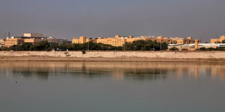 La embajada estadounidense, vista desde el otro lado del río Tigris en Bagdad, Irak, 3 de enero de 2020. (AP Photo/Khalid Mohammed)