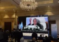 Periodistas observan una gran pantalla en la que se ve al Secretario General de las Naciones Unidas, Antonio Guterres, asistiendo a la Cumbre Internacional por la Paz organizada por el presidente egipcio en El Cairo el 21 de octubre de 2023. (Khaled Desouki/AFP)