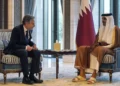 El secretario de Estado estadounidense Antony Blinken (izq.) se reúne con el emir de Qatar, jeque Tamim bin Hamad al-Thani, en Lusail el 13 de octubre de 2023. (Jacquelyn Martin / POOL / AFP)