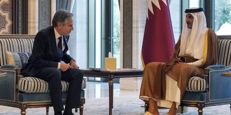 El secretario de Estado estadounidense Antony Blinken (izq.) se reúne con el emir de Qatar, jeque Tamim bin Hamad al-Thani, en Lusail el 13 de octubre de 2023. (Jacquelyn Martin / POOL / AFP)