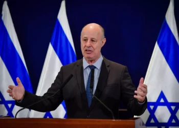 El Consejero de Seguridad Nacional, Tzachi Hanegbi, habla durante una declaración a los medios en la base de HaKirya en Tel Aviv el 14 de octubre de 2023. (Avshalom Sassoni/Flash90)