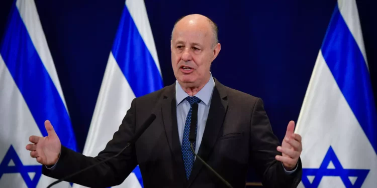 El Consejero de Seguridad Nacional, Tzachi Hanegbi, habla durante una declaración a los medios en la base de HaKirya en Tel Aviv el 14 de octubre de 2023. (Avshalom Sassoni/Flash90)