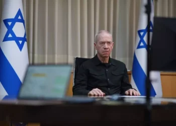 El Ministro de Defensa Yoav Gallant informa a sus homólogos de la OTAN sobre el 12 de octubre de 2023 (Elad Malka/Ministerio de Defensa)