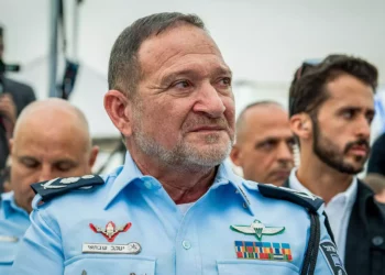 El comisionado de policía de Israel, Kobi Shabtai, asiste a una ceremonia de Rosh Hashaná en la sede de la policía en Jerusalén el 13 de septiembre de 2023. (Arie Leib Abrams/ Flash90)
