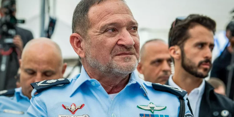 El comisionado de policía de Israel, Kobi Shabtai, asiste a una ceremonia de Rosh Hashaná en la sede de la policía en Jerusalén el 13 de septiembre de 2023. (Arie Leib Abrams/ Flash90)