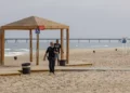 Agentes de policía israelíes caminan por la playa de Zikim, cerca de la frontera con Gaza, tras su cierre a los visitantes, el 24 de abril de 2021. (Flash90)