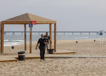 Agentes de policía israelíes caminan por la playa de Zikim, cerca de la frontera con Gaza, tras su cierre a los visitantes, el 24 de abril de 2021. (Flash90)