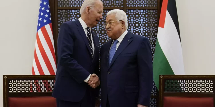 El presidente de la Autoridad Palestina, Mahmoud Abbas, y el presidente estadounidense, Joe Biden, se dan la mano en la ciudad cisjordana de Belén, el 15 de julio de 2022. (AP Photo/Evan Vucci)