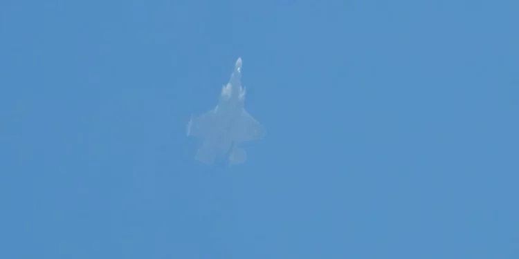Caza F-35 israelí visto en el cielo del Líbano
