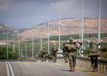Soldados israelíes patrullan cerca de la frontera con Líbano, norte de Israel, 19 de octubre de 2023. (David Cohen/Flash90)