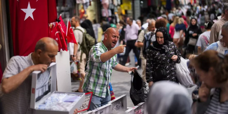 Ilustrativo: Vendedores atienden a clientes en un mercadillo del distrito comercial de Eminonu en Estambul, Turquía, el 16 de junio de 2023. (AP Photo/Francisco Seco, Archivo)