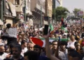 Varias personas salen a la calle durante una protesta de apoyo al pueblo palestino tras la oración del mediodía del viernes frente a la mezquita de al-Azhar, en El Cairo, el 20 de octubre de 2023, en medio de los enfrentamientos entre Israel y el grupo palestino Hamás. (Fotografía de Khaled DESOUKI / AFP)